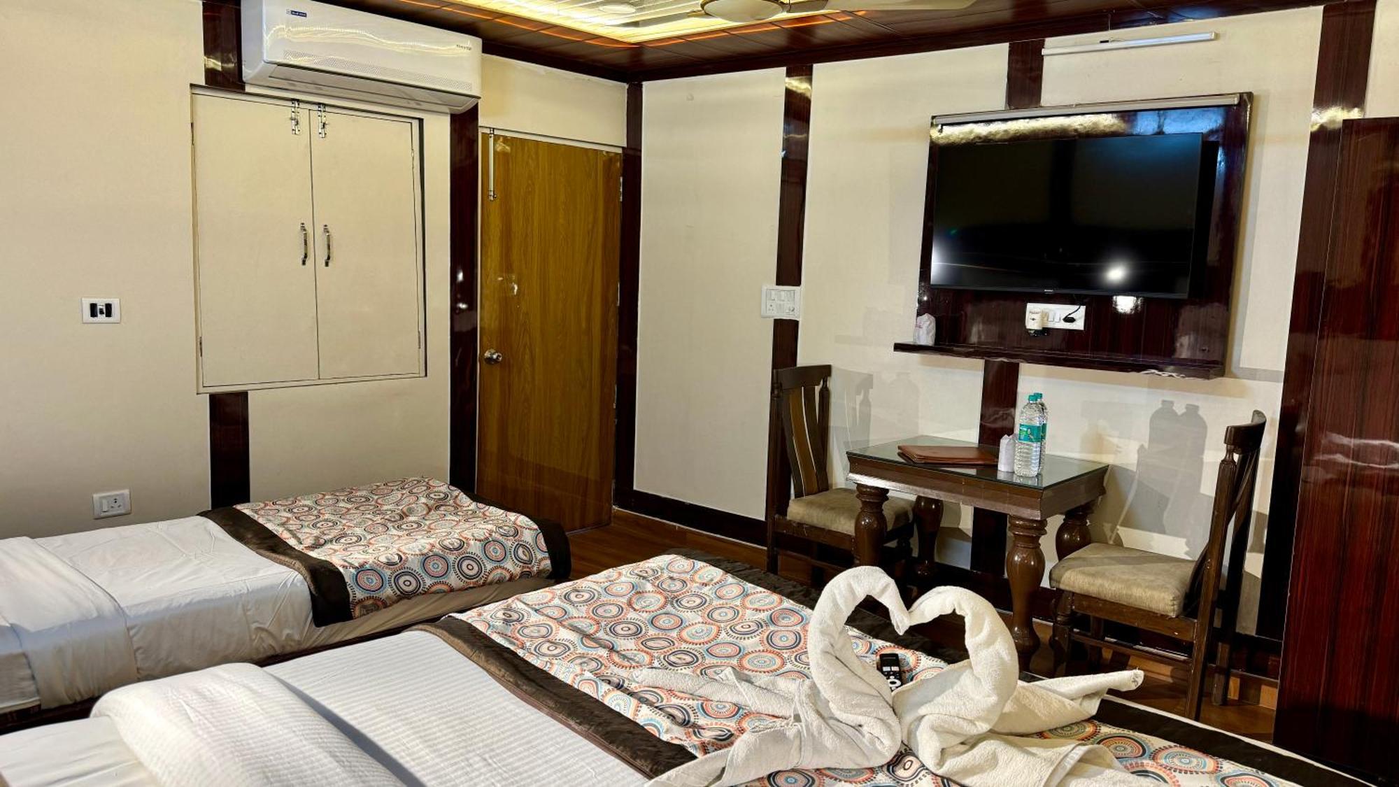 Golden Residency Hotel Ню Делхи Екстериор снимка
