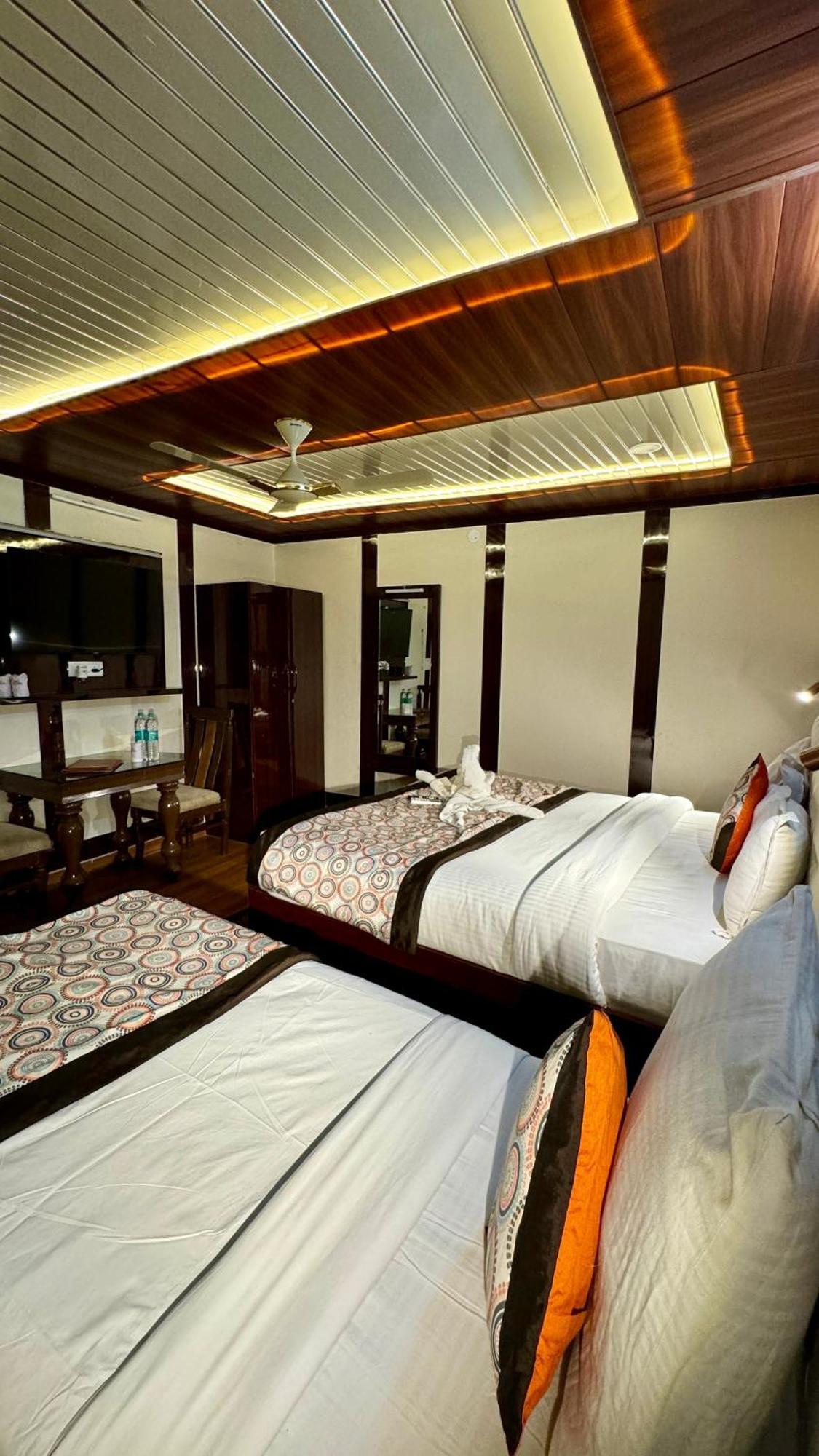 Golden Residency Hotel Ню Делхи Екстериор снимка